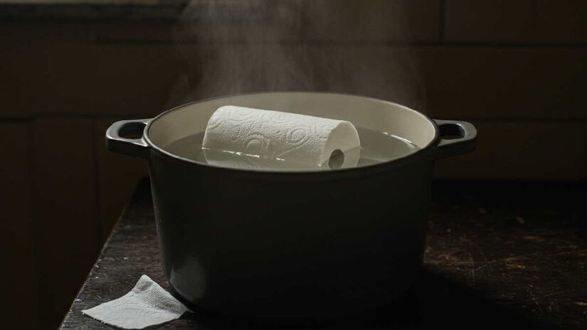 Adicione detergente e bicarbonato para transformar a base em uma pasta desengordurante. Ela é ideal para limpar rejuntes e superfícies engorduradas com facilidade.