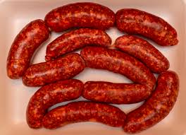 Linguiças e salsichas: Se estiverem inteiras, podem estourar com o calor. Para evitar isso, fure com um garfo antes ou cozinhe com água no fogão.
Foto: Reprodução/Wikimedia Commons