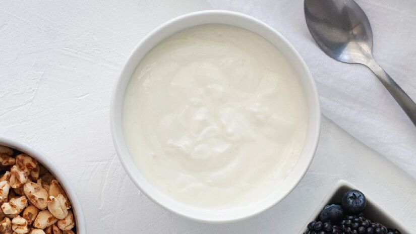 Os probióticos, presentes em iogurtes e alimentos fermentados, ajudam a equilibrar a função do intestino que está ligada à saúde cerebral (Foto: Freepik)