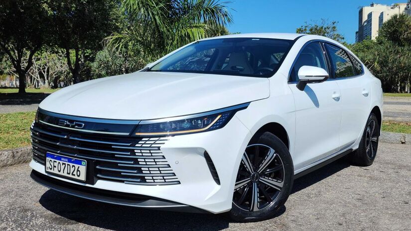 Sedã chinês tem design dinâmico e imponente, ressaltado na parte frontal pela grade com padrões gráficos.

/Foto: Luiza Kreitlon/AutoMotrix