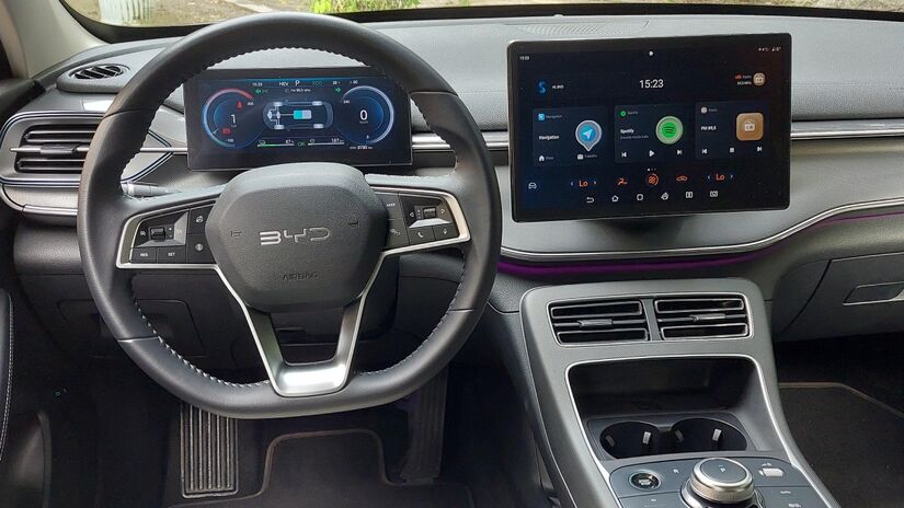 King traz de série recursos como carregamento por indução para smartphone, quatro portas USB-A e tomada de 12V.

/Foto: Luiza Kreitlon/AutoMotrix