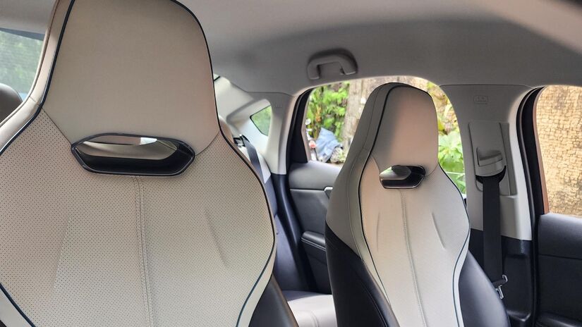 Ambiente sóbrio e em tons acinzentados faz com que os olhares sejam atraídos para a vistosa tela flutuante.

/Foto: Luiza Kreitlon/AutoMotrix