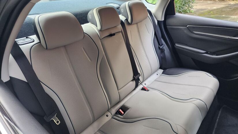 Bancos são forrados por material sintético semelhante ao couro, em preto e branco.

/Foto: Luiza Kreitlon/AutoMotrix
