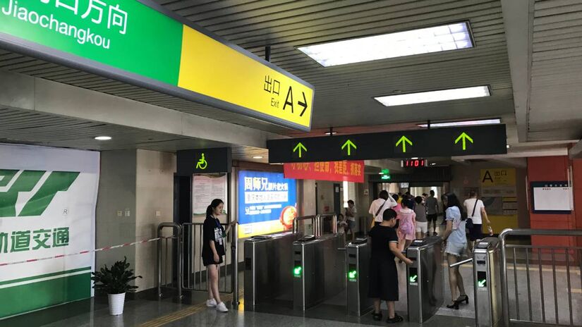 Para que os turistas não atrapalhem o funcionamento da estação, uma plataforma foi criada ao lado de fora para quem deseja observar a passagem do monotrilho
Foto: Reprodução/Wikimedia Commons