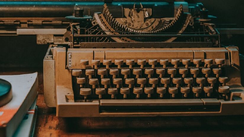 Na época em que foi criado, o instrumento mais usado para a digitação era o da máquina de escrever e um problema era recorrente: as teclas se enroscavam no momento da digitação - (Min An/Pexels)
