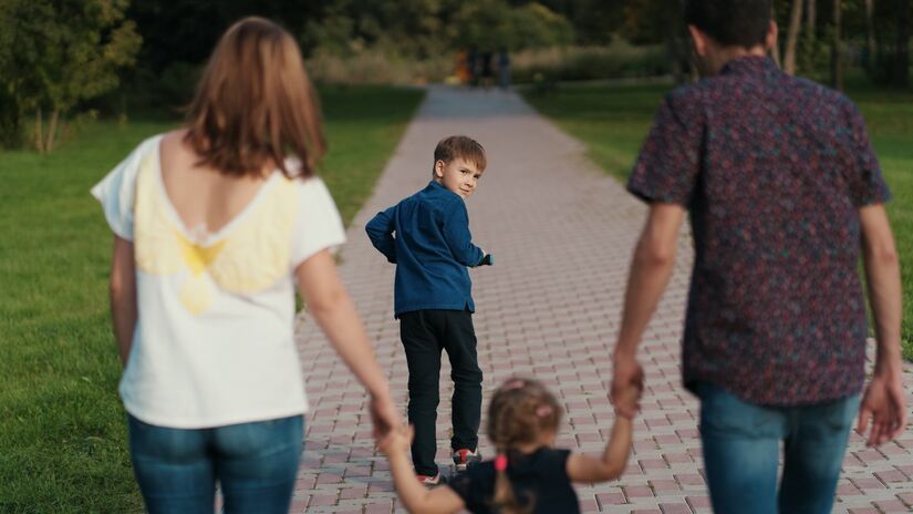 Momentos de segurança emocional: vivências em que a criança se sente amada, protegida e apoiada criam uma base importante de confiança. De acordo com um estudo da Associação Americana de Psicologia, o apego seguro na primeira infância está relacionado à autoestima e a relacionamentos sociais saudáveis na vida adulta. Essas memórias são reconfortantes e servem de referência para enfrentar problemas futuros. 