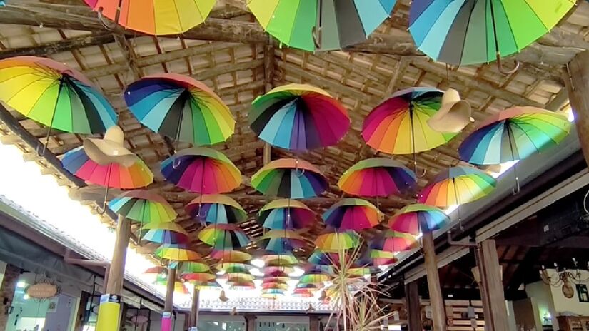 Decoração diversa das ruas mostra beleza simples do local. Imagem: Reprodução/Youtube/De fora em Juiz de fora