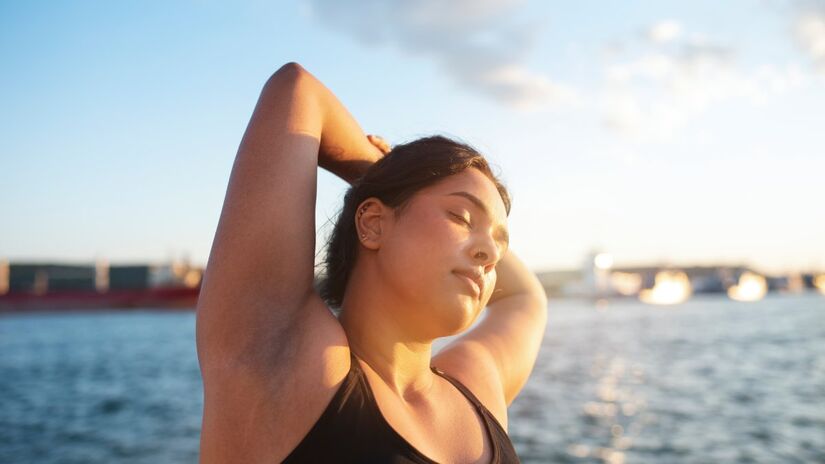 A principal forma de obter vitamina D é por meio da exposição ao sol, entre 5 e 30 minutos por dia, das 10h às 16h, sem protetor solar. Além disso, a vitamina também pode ser encontrada em alimentos como peixes gordos, carne bovina, fígado, gema de ovo, queijos, leite e suco de laranja. Cogumelos como shitake, portobello e maitake também são boas fontes, especialmente se expostos ao sol antes do consumo.