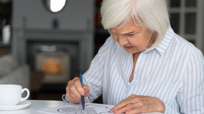 Pintar desenhos requer muito do cérebro e, por isso, é um ótimo exercício para manter habilidades cognitivas (Fotos: Freepik)