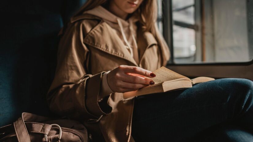 Para mitigar os efeitos do sedentarismo cognitivo, livros físicos são indicados (Fotos: Freepik)