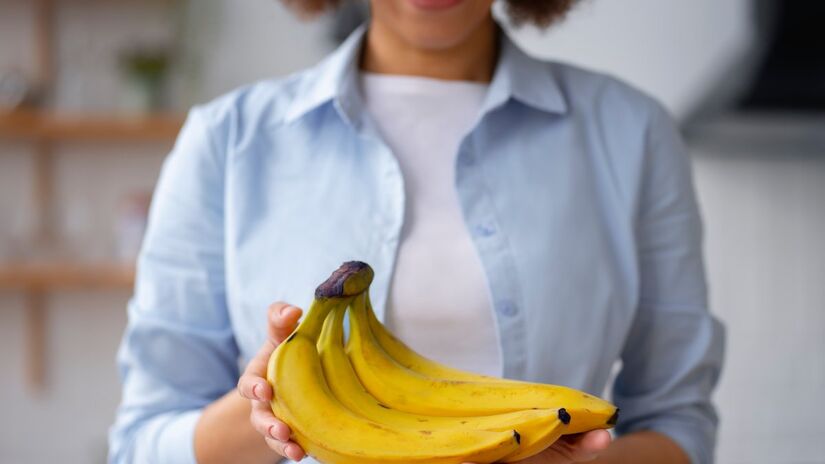 Separar as bananas do cacho desacelera o amadurecimento (Fotos: Freepik)