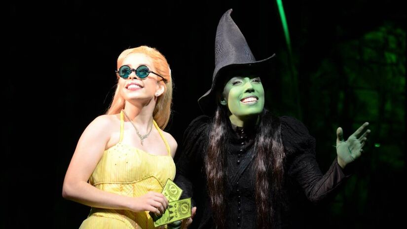 Com a dupla de protagonistas Fabi Bang e Myra Ruiz, 'Wicked' está em cartaz de quarta a domingo no Teatro Renault, localizado na região central de São Paulo. Foto: João Caldas/Divulgação