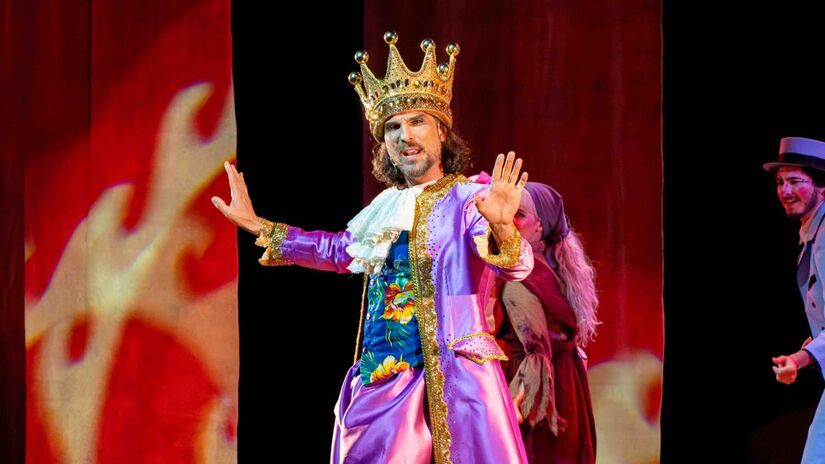 Peça é inspirada no enredo 'Uma Delirante Confusão Fabulística', de 2005, criado por Rosa Magalhães para a escola de samba carioca Imperatriz Leopoldinense. 
