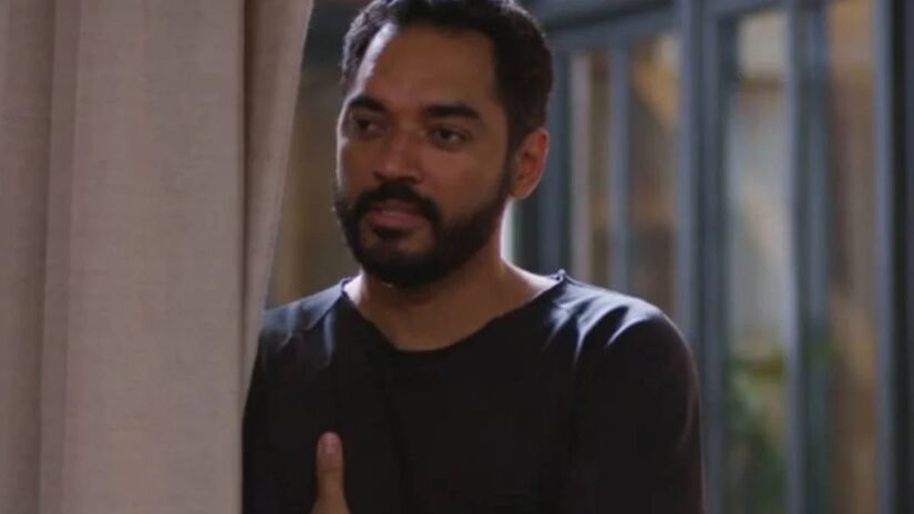 'Sua formação é o que está faltando nesse momento da TCA', elogiará o namorado de Leila (Carolina Dieckmmann). Fotos: Reprodução/TV Globo