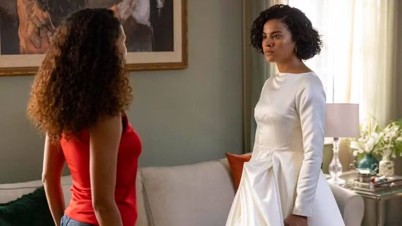 Ao encontrar Maria de Fátima fazendo a prova do seu vestido de noiva junto com Odete e Celina, Raquel não hesitará em expor todas as ações desonestas da filha, incluindo a venda da casa em Foz do Iguaçu e o roubo dos dólares. 