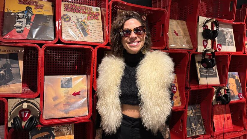 Vivian Seixas, filha de Raul, visitou a exposição "Baú do Raul" nesta sexta-feira (11/7).