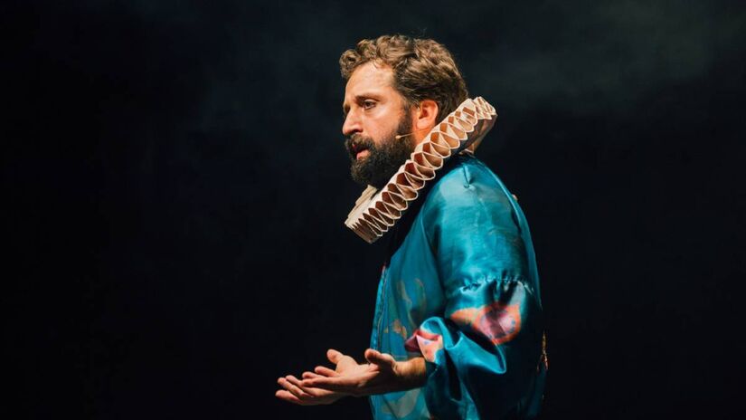 Gregorio chama a atenção para os grandes letristas da música brasileira, como Orestes Barbosa e Caetano Veloso, citados por meio das canções Chão de Estrelas (1937) e Livros (1997). 