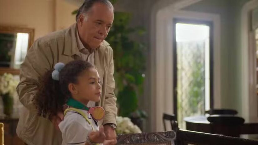 Com a carta em mãos, a decisão do magistrado será devastadora! Ele mandará retirar o nome de Abel do registro da menina e ainda irá transferir a guarda de Sofia para o pai biológico, Vanderson.