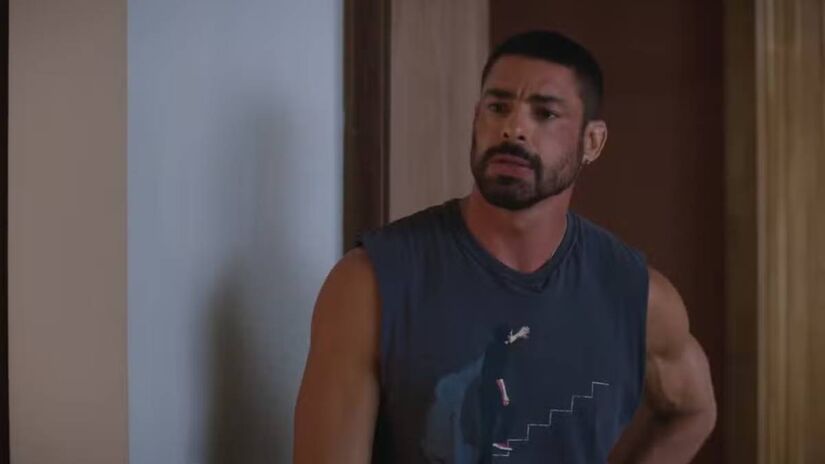 Mas, ao chegar lá, a vilã se deparará com uma cena chocante: César na cama acompanhado de uma modelo! Fotos: Reprodução/TV Globo