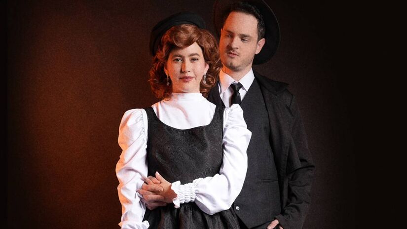Musical narra a trajetória real de Bonnie Parker e Clyde Barrow, dois jovens que, em busca de uma vida melhor, mergulham no mundo do crime.