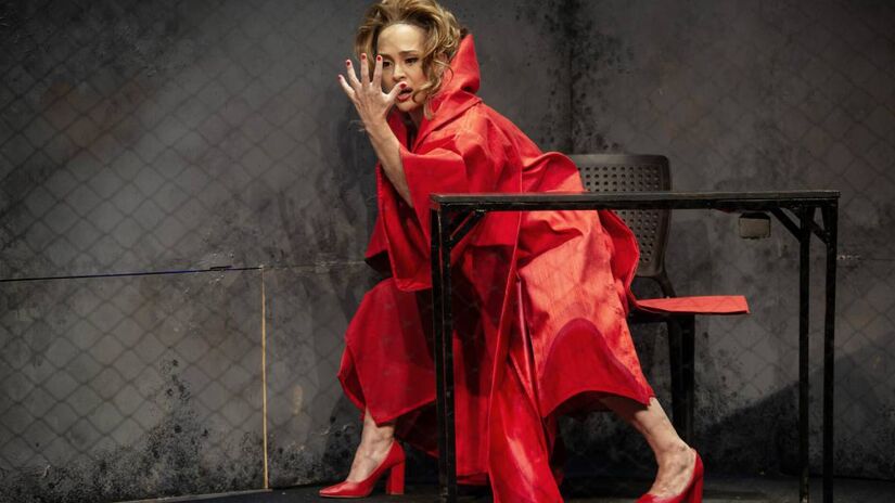 Sob o olhar cuidadoso de Alessandra Maestrini e Denise Stoklos, peça vai além do conto de Gilman e leva ao palco o posicionamento da própria Gabriela como mulher. Fotos: Priscila Prade