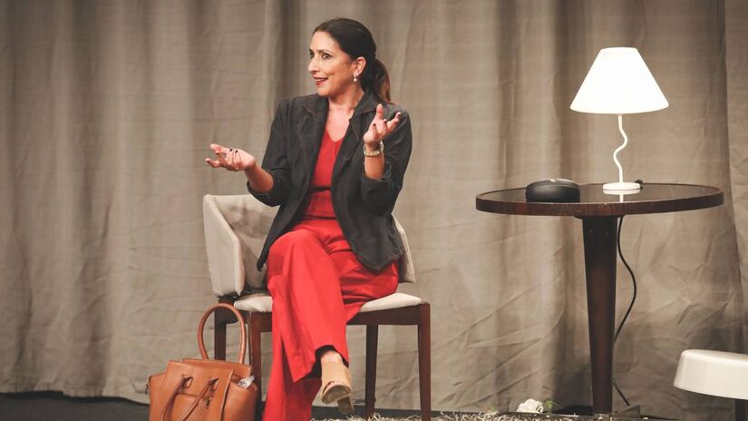 Primeiro texto teatral de Flavia Garrafa, 'Fale Mais Sobre Isso' discute com humor a capacidade e o desejo da mudança pessoal.