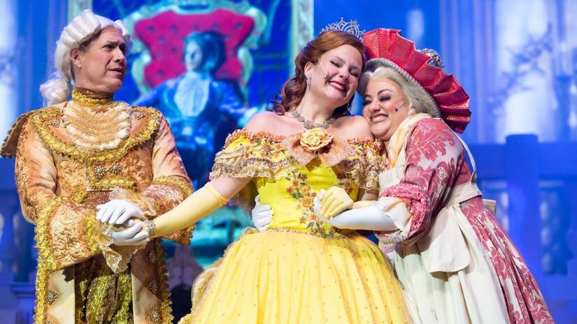 Para contar a clássica história da princesa Bela, a produção conta com 23 artistas no elenco, 12 no corpo de baile e 11 atores interpretando os 30 personagens da peça.