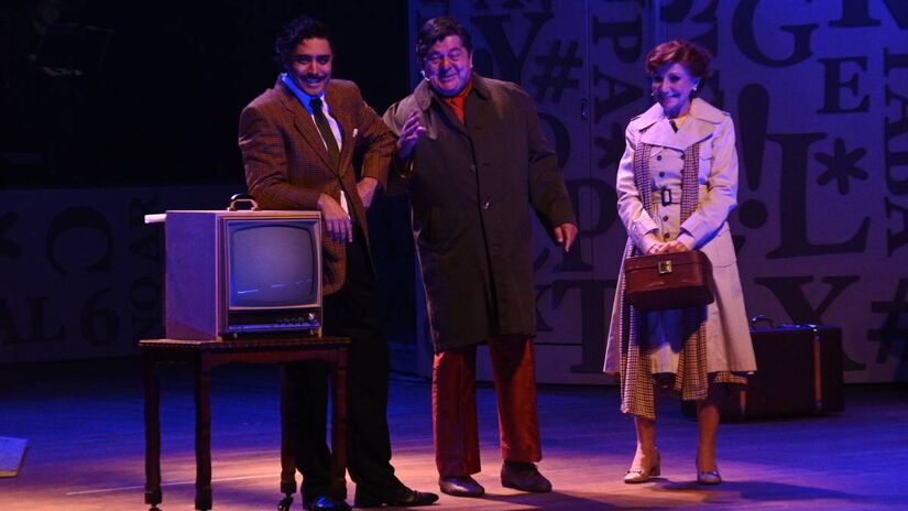 Musical transita entre passado e presente para contar a trajetória de Assis Chateaubriand e seu impacto na comunicação brasileira.