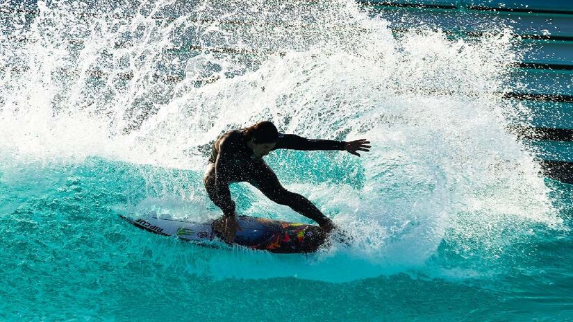 Kelly Slater, 11 vezes campeão mundial, e Gabriel Medina, tricampeão da World Surf League (WSL).
Fotos: Divulgação/@aleko_stergiou