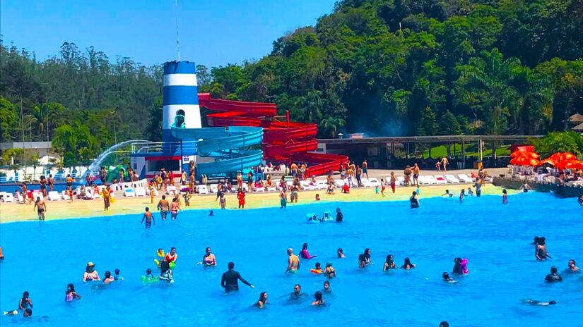 A piscina de onda é a mais famosa do parque aquático. Foto: Divulgação/Viva Parque