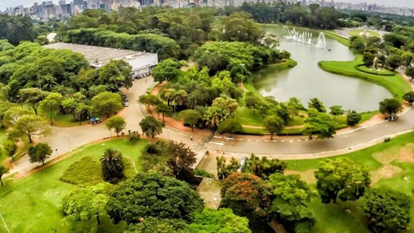 Parque Ibirapuera - 
O Ibirapuera é o parque mais icônico da cidade, combinando natureza com arte e arquitetura. Ideal para caminhadas, piqueniques ou visitas a museus como o MAM e o Museu Afro Brasil. Um refúgio verde em meio ao ritmo acelerado de São Paulo. Foto: Rafael Neddermeyer/Fotos Públicas