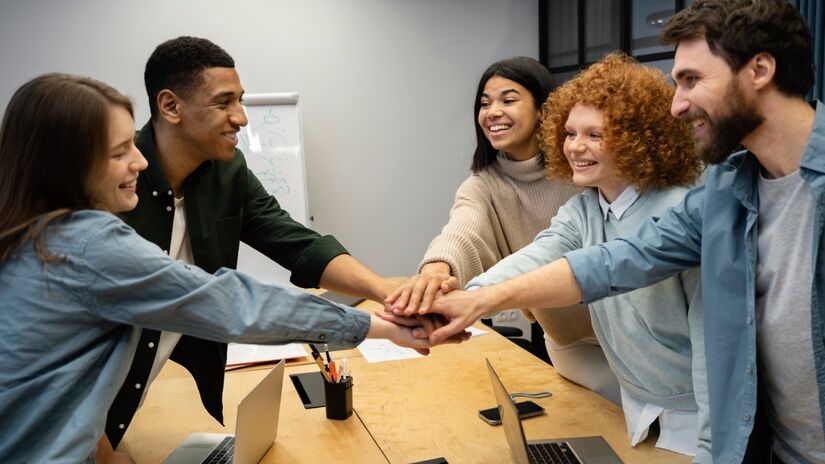 "Posso te pedir um conselho?"
Buscar conselhos é uma tática poderosa para criar conexões e influência. Quando um líder pede conselhos para sua equipe, ele demonstra respeito e reconhece a expertise profissional das outras pessoas. Além de fortalece laços de cooperação, essa atitude aumenta a motivação e perpetua o processo de aprendizado continuo.