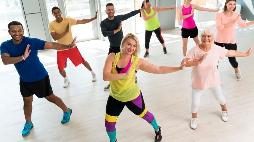 Dança:

Rafael Correia afirma que a dança é uma maneira vibrante e divertida de queimar calorias. Durante, por exemplo, uma aula de zumba, o corpo se envolve em movimentos coordenados que demandam energia, força e resistência. Em uma hora de atividade, é possível queimar até 600 calorias.
