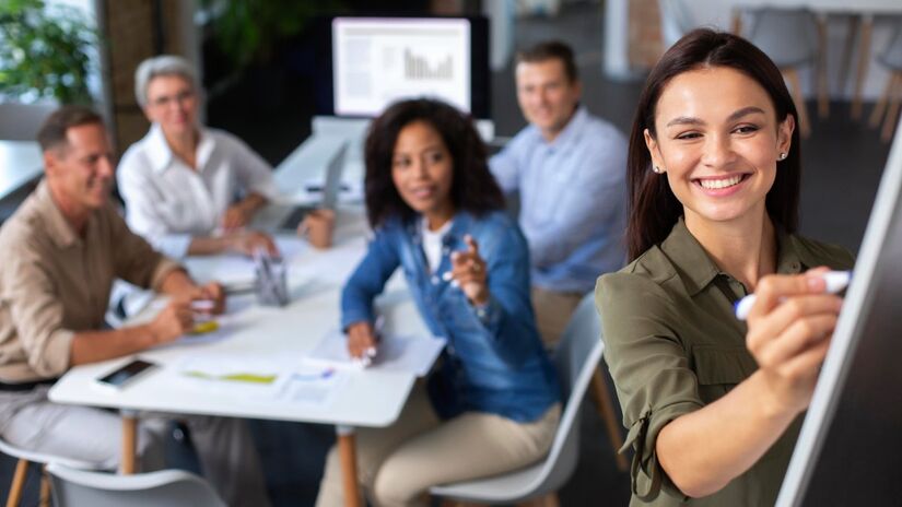 "Boa ideia esse que você tem"
Valorizar as ideias e os pensamentos dos outros é uma estratégia inteligente para quem quer estimular colaboração e criatividade em uma equipe. Quando um líder reconhece uma sugestão e a atribui ao colaborador, ele reforça a autonomia e a propriedade intelectual da equipe sob um projeto. Isso gera mais comprometimento e criatividade.