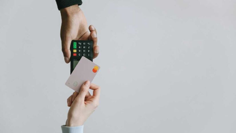 As taxas da UnionPay costumam ser mais baixas para comerciantes.
Isso atrai pequenos negócios e lojistas em mercados emergentes.
O modelo favorece a adoção em países com alta informalidade.