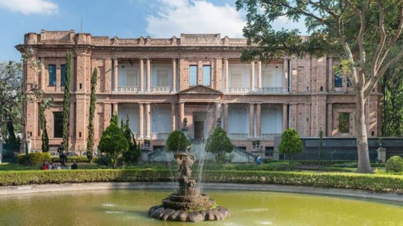 Pinacoteca de São Paulo - 
A Pinacoteca é um dos museus mais importantes do país, com mais de 10 mil obras em um prédio histórico no centro. O espaço une arte, história e arquitetura em uma experiência completa. Perfeito para quem aprecia cultura e exposições de qualidade. Foto: Wikimedia Commons
