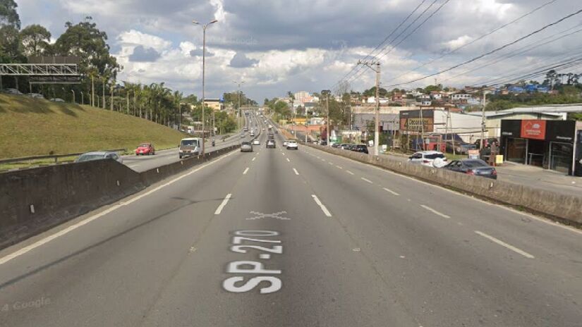 Rodovia Raposo Tavares (SP-270)**
Com 654 km de extensão, a Raposo Tavares é a maior rodovia do estado de São Paulo. Ela liga o bairro do Butantã, na capital, até Presidente Venceslau, na divisa com o Mato Grosso do Sul, passando por 30 minicípios. (Fotos: Google Street View)