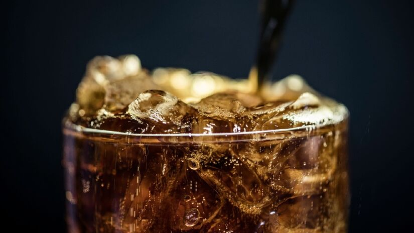 O pH ácido e o gás carbônico faz do refrigerante um ótimo limpa vaso. Imagem: Piqsels

