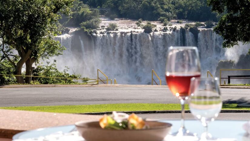 Em um dos restaurantes é possivel ter vista direta das cataratas. Divulgação Belmont Hotel das Cataratas