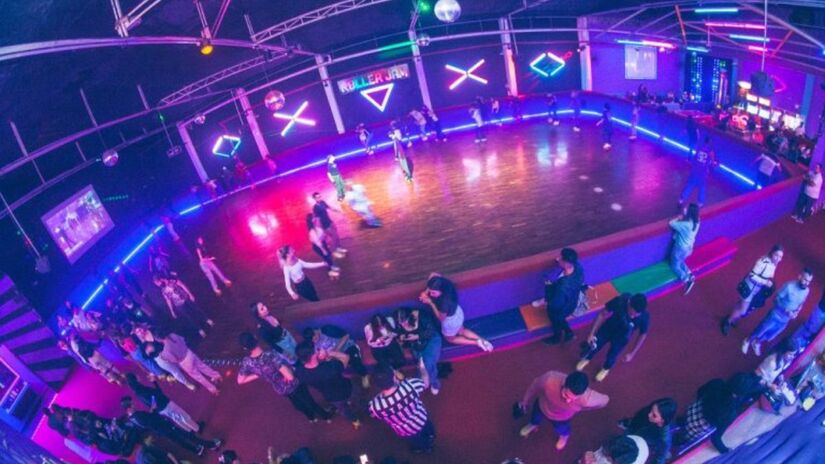 Uma pista de patins quad  com quatro rodas  no estilo retrô é um bom espaço para quem deseja aprender um novo hobby em boa companhia. O Roller Jam possui duas unidades, uma em Moema e outra na Mooca. Foto: Divulgação