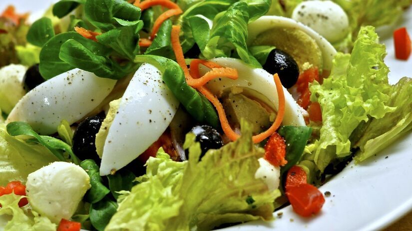 Incluir um pouco de agrião na sua salada deixa ela bem mais saudável. Imagem: PxHere