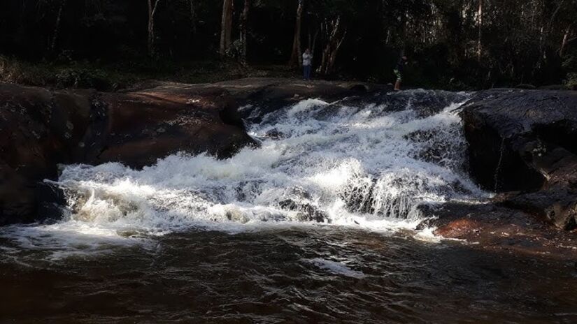 Cachoeiras como a do Ponto e da Porteira Preta são procuradas por quem curte banhos refrescantes e belas paisagens naturais. Foto: Reprodução/Youtube/Dias e Passeios
