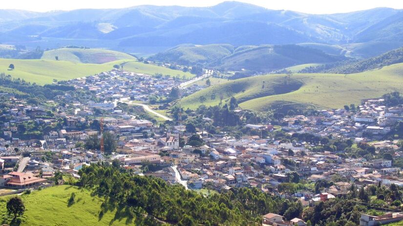 Turismo rural no Sítio Casarão do Café, com garapa feita na hora e visitas ao moinho movido por roda d'água. Fotos: Wikimedia Commons