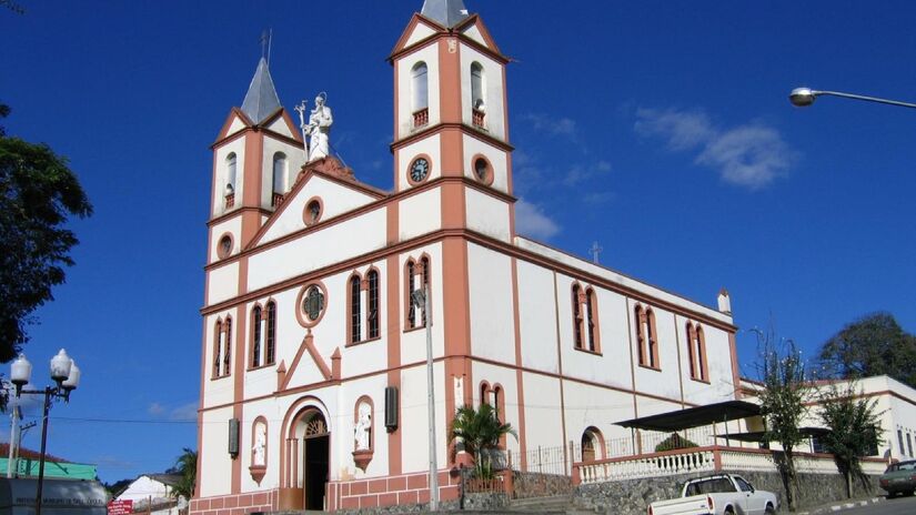 A charmosa Igreja Matriz de São José, inaugurada em 1911, é um dos principais marcos históricos do centro de Salesópolis. Foto: Wikimedia Commons