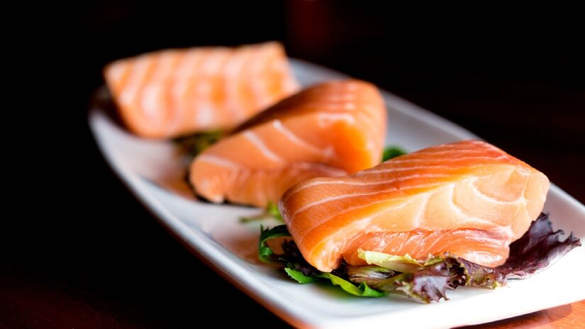 Salmão possui colesterol bom. Imagem: PxHere