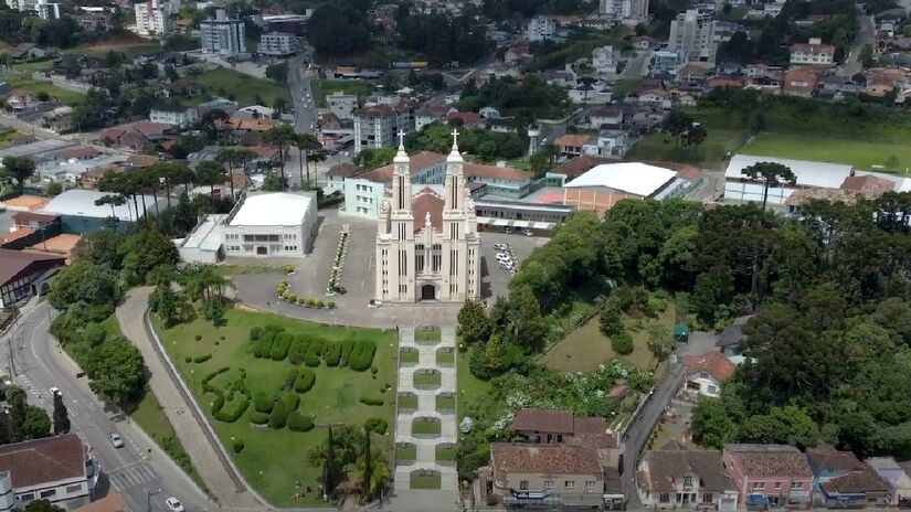 Em São Bento do Sul (SC) não é incomum a queda de gelo, por isso os moradores estão quase sempre com luvas | Reprodução YouTube | Bronis & Drones