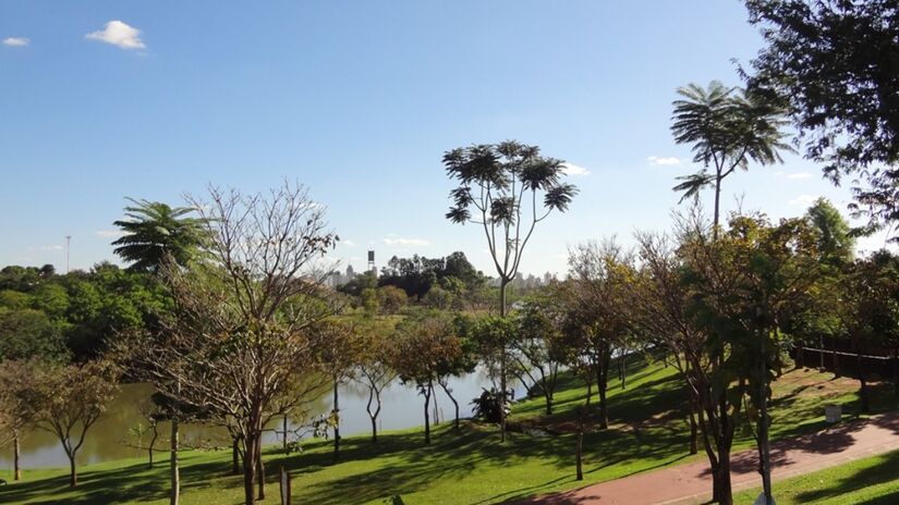 Parque da Represa Municipal: área verde com lago artificial, ideal para caminhadas, lazer em família e contato com a natureza. Foto: Credence/Wikimedia Commons