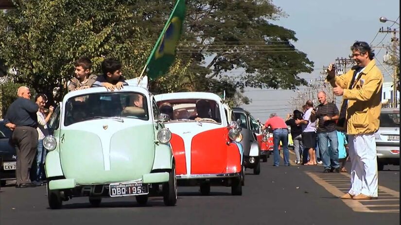O Presidente Juscelino Kubitschek chegou a Brasília em uma Romi - ISETA - imagem: reprodução YouTube