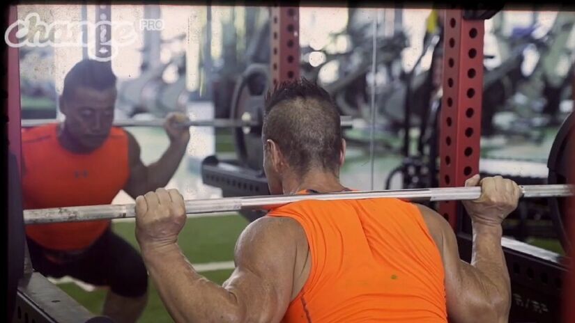 Xinmin Yang consegue fazer agachamentos com 170 kg (Fotos: Reprodução/Youtube)