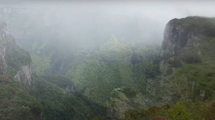 Imensidão que impressiona: o Cânion Fortaleza se estende por 7,5 km e revela paisagens de tirar o fôlego na Serra Gaúcha.